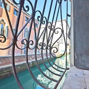 Apartment San Barnaba On The Canal, Venice